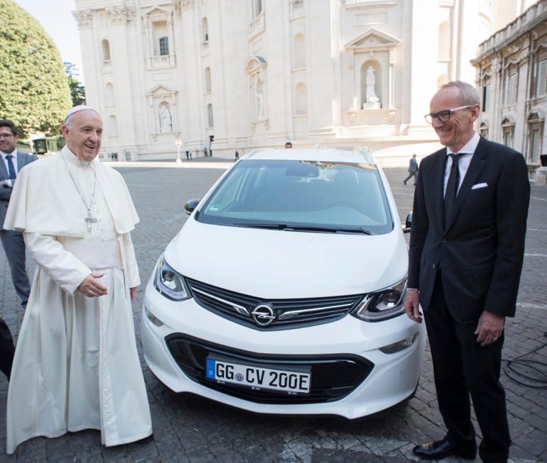 Papa-Francescoper-Opel-Ampera-e