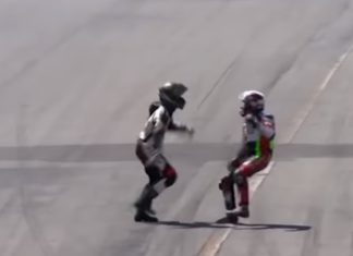 Video: Motociklisti se potukli usred utrke