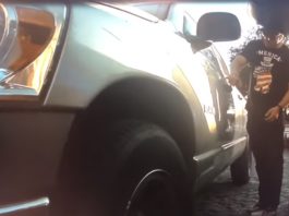 Tesla Model 3 snimio kako dvojica klju?em grebu lak