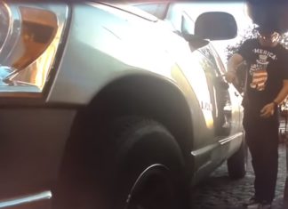 Tesla Model 3 snimio kako dvojica klju?em grebu lak