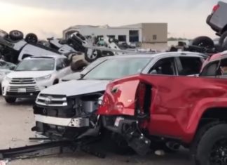 Tornado uništio dva salona i 500 automobila