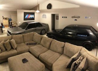 BMW M3 E30 i Volkswagen Golf GTI parkirao u dnevnu sobu