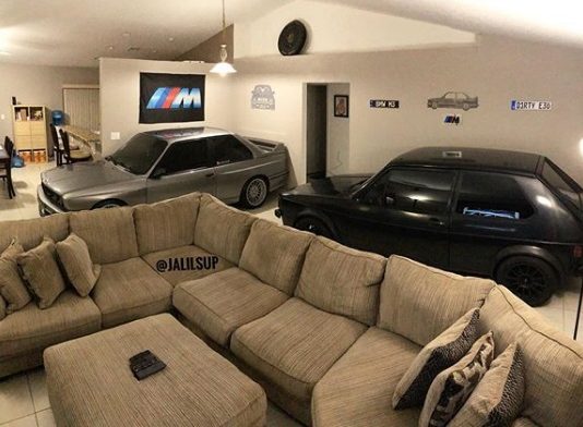 BMW M3 E30 i Volkswagen Golf GTI parkirao u dnevnu sobu