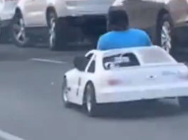 Sjeo u dje?ji automobil na baterije i uklju?io se u promet