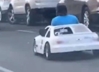 Sjeo u dje?ji automobil na baterije i uklju?io se u promet