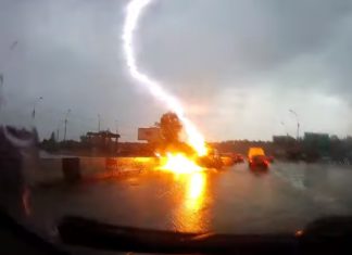 Video: Grom dva puta opalio u isti automobil