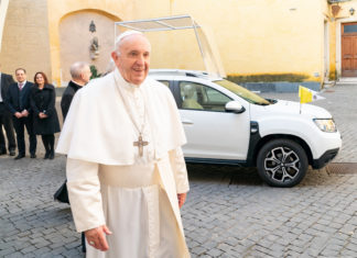 Grupa Renault darovala je jedinstveni Dacia Duster Papi Franji