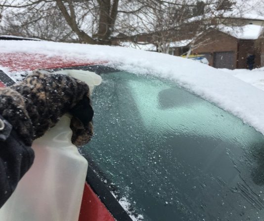 Odmrzavanje stakala automobila: U ku?noj radinosti možete pripremiti jednostavno sredstvo!