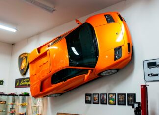 Umjesto slike na zid postavio Lamborghini Diablo VT