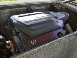 Ova Honda Civic ima središnje smješten benzinski motor 3.2 V6