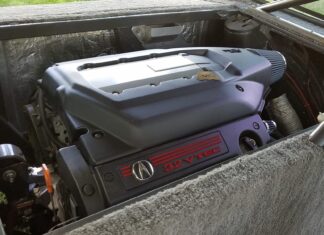 Ova Honda Civic ima središnje smješten benzinski motor 3.2 V6