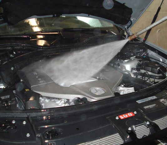 Zašto je bolje kupiti rabljeni automobil na kojem nije opran motor?