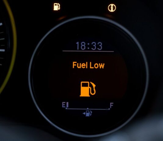 Koliko goriva ima u spremniku automobila kad se upali lampica rezerve?