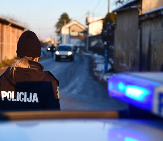Vozilom naletio na dva parkirana automobila dok je u organizmu imao 2,11 g/kg alkohola