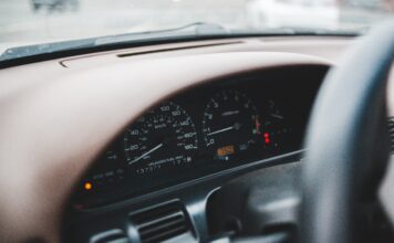 Priča o detalju: stil instrumentne ploče i nostalgija