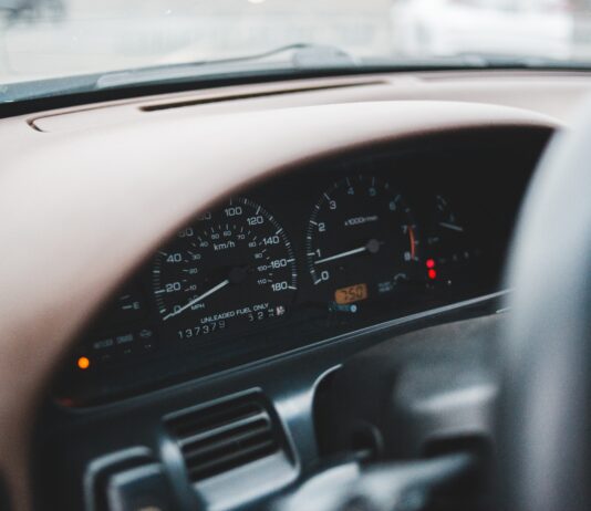 Priča o detalju: stil instrumentne ploče i nostalgija