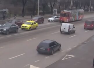 VIDEO: Tramvaj u Rumunjskoj pokosio automobile