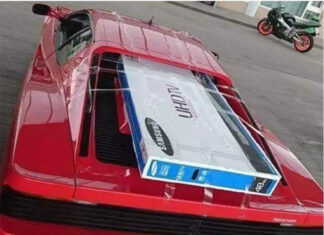 Kako ugurati 48-in?ni televizor u Ferrari Testarossu?
