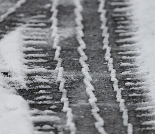 Doznajte kako djeluju zimske gume i što je ključno za što kraći zaustavni put pri kočenju