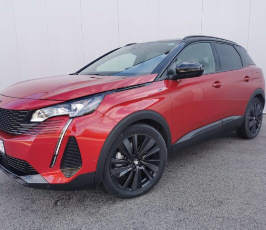 TEST Peugeot 3008 HYBRID4 300 e-EAT8 GT Pack – Hi-tech ekologija uz 300 KS