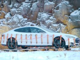 VIDEO: Digao dinamitom Teslu Model S u zrak