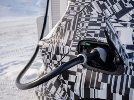 Twingo E po ljeti troši 12 kWh, a po zimi i 24 kWh na 100 km, oni s ve?im baterijama znaju po hladnom vremenu trošiti i 3 x više