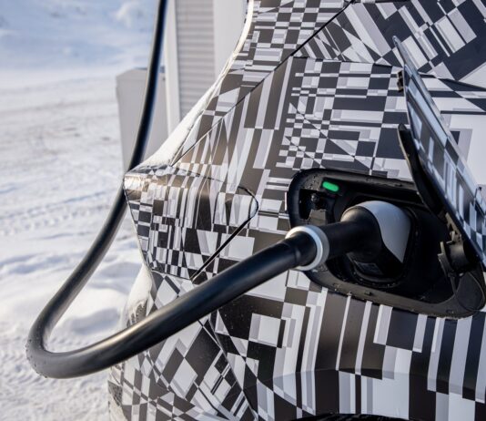 Twingo E po ljeti troši 12 kWh, a po zimi i 24 kWh na 100 km, oni s ve?im baterijama znaju po hladnom vremenu trošiti i 3 x više