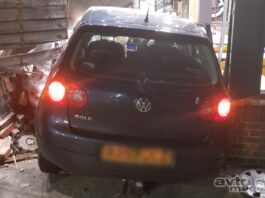 Pijani tinejdžer zaletio se Golfom u McDonaldsov restoran i zaustavio se me?u stolovima i gostima