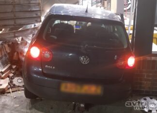 Pijani tinejdžer zaletio se Golfom u McDonaldsov restoran i zaustavio se me?u stolovima i gostima