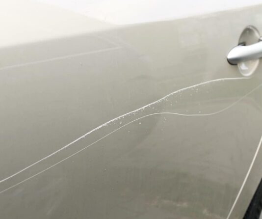 Mogu li se oštećenja na laku automobila popraviti s lakom za nokte i pastom za zube?