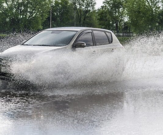 Prolazak automobilom kroz vodu duboku ve? 10 cm može prouzro?iti skupe kvarove