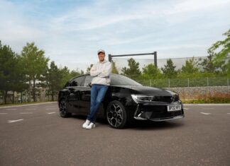 Jürgen Klopp preuzeo novu Opel Astru Plug-in Hybrid