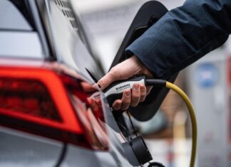 Pa kako to? U bateriju od 64 kWh nerijetko “stane” i 78 kWh! Gubici struje prilikom punjenjenja su ogromni, a proizvo?a?i o tome mudro šute i lažu o pravoj potrošnji