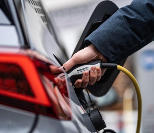 Pa kako to? U bateriju od 64 kWh nerijetko “stane” i 78 kWh! Gubici struje prilikom punjenjenja su ogromni, a proizvo?a?i o tome mudro šute i lažu o pravoj potrošnji