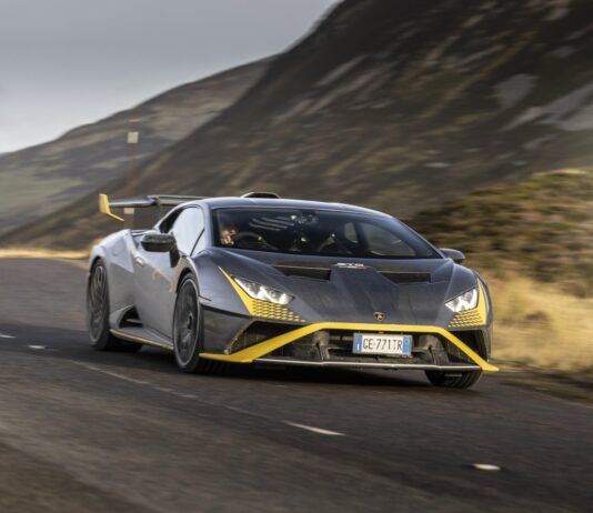 12 benzinskih, samo takvih cilindara, uz malo struje pa je na papiru i hibrid! Lamborghinijev sportski automobil budu?e generacije da nije modne pomame bio bi klasi?an benzinac, i ovako je!