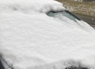 Vozio je gledaju?i kroz malu ?istu površinu na vjetrobranskom staklu!