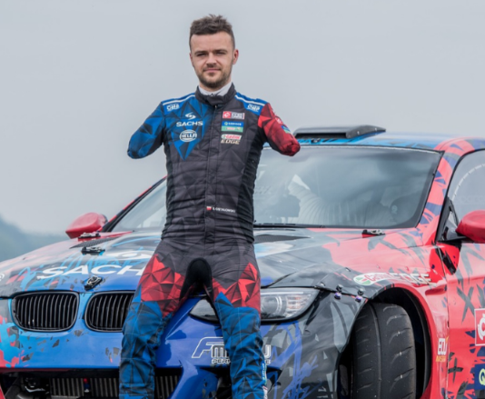 Bez obje ruke u zavoj s više od 230 kilometara na sat: Za njega rije? ‘nemogu?e’ ne postoji (VIDEO)