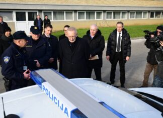 Potpredsjednik Vlade Božinovi? na primopredaji vozila s policijskim obilježjima iz kontingenta 492 vozila