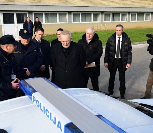 Potpredsjednik Vlade Božinovi? na primopredaji vozila s policijskim obilježjima iz kontingenta 492 vozila
