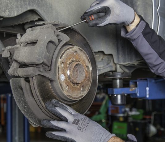 Što je uzrok nestabilnog automobila prilikom kočenja?