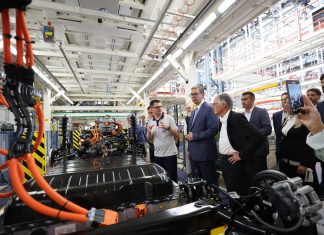 Vučić gradi i privlači investicije, dok studenti protestiraju. Kragujevac postaje Stellantisovo električno središte