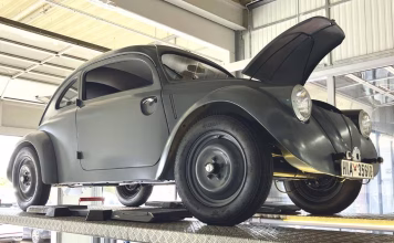 Nije to reminiscencija na Hitlera i Porschea, to je istinski dar ljubiteljima oldtimera. Prototip najstarije Volkswagen Bube vraća se na cestu