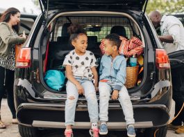 Putovanje s djecom u automobilu – 10 savjeta za mirniju i sigurniju vožnju